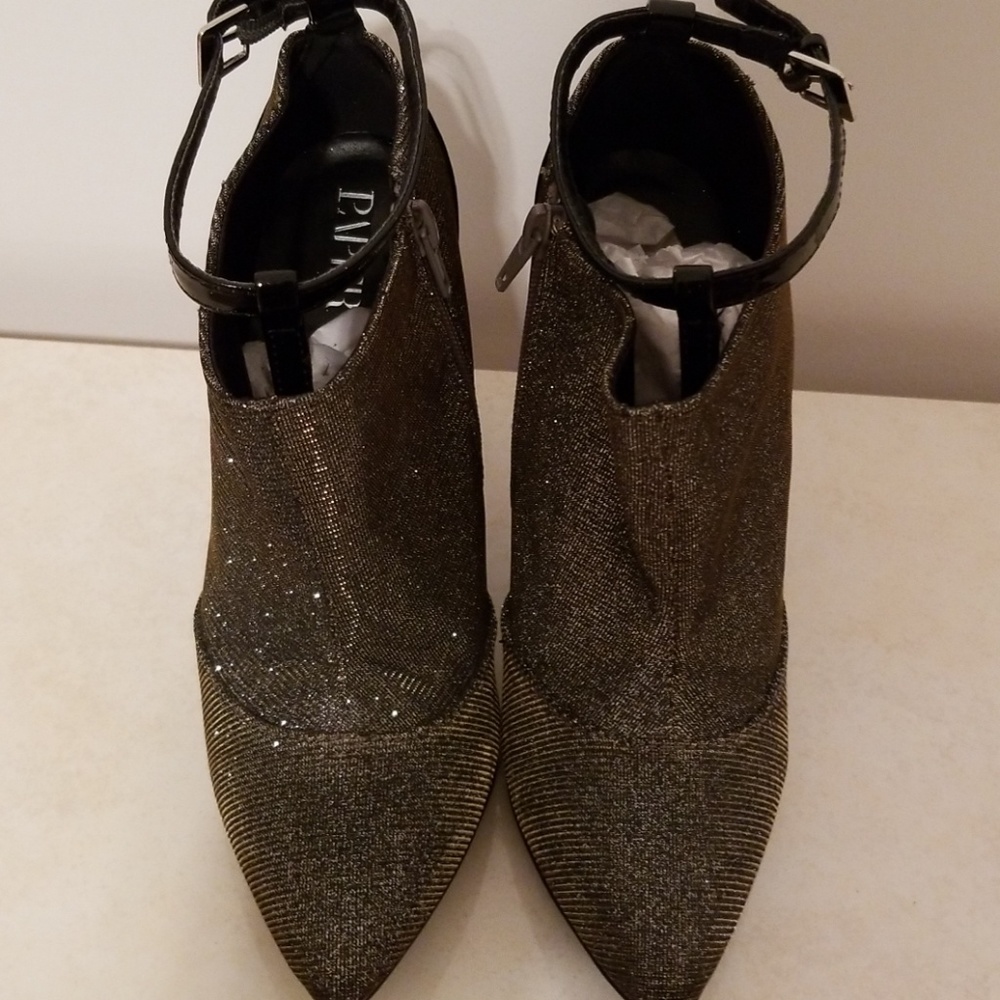 Shoes - Picture 7 of 8
